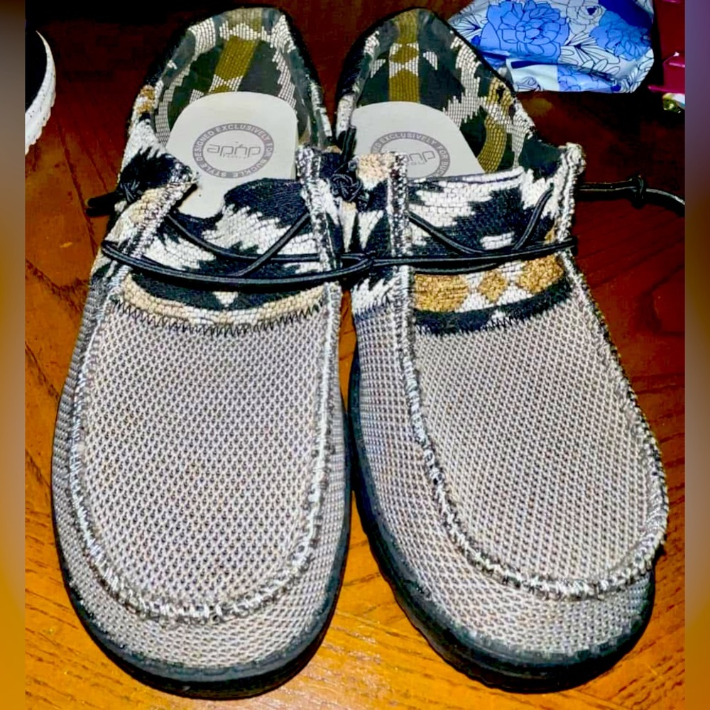 BNWT - Never Worn - Hey Dude (Wendy) - Size 8 - Aztec type design